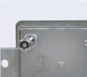 La caja de la cerradura acorazada para cortinas metálicas enrollables Viro serie 8270 es de acero zincado de espesor aumentado (2 mm).
