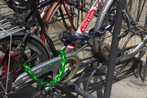  Un ejemplo de cómo se ata bien una bicicleta: una cadena ata la rueda delantera y el bastidor a un punto fijo, mientras que una segunda cadena ata la rueda trasera al bastidor.