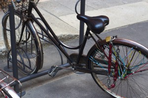 Solo la rueda trasera está atada: la bicicleta se puede levantar y llevar sin problemas.