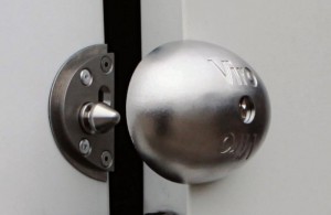 El cierre "Viro Van Lock" utiliza un robusto perno cónico de acero inoxidable.