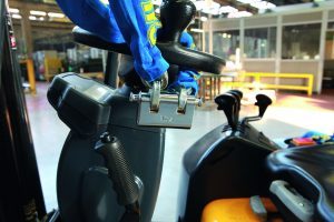 Ejemplo de la instalaci&oacute;n del Panzer Acorazado en carretilla montacargas con una cadena Viro.