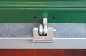 Ejemplo de la instalaci&oacute;n del Panzer Acorazado en una puerta enrollable.